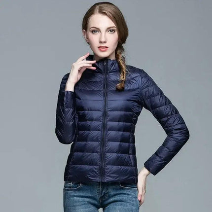 Campera acolchada azul oscuro, liviana para mujer, diseño elegante para combinar en climas fríos y looks urbanos sofisticados.