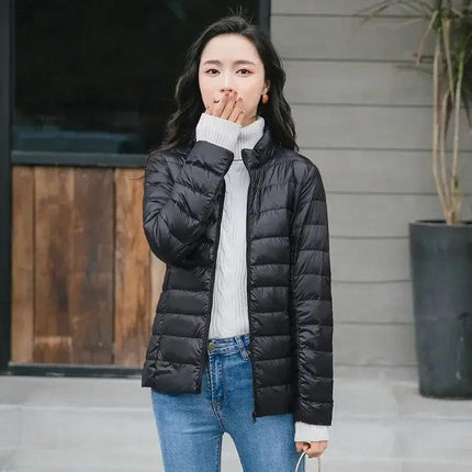 Campera acolchada negra para mujer, brillante y liviana, ideal para el invierno y looks urbanos sofisticados.