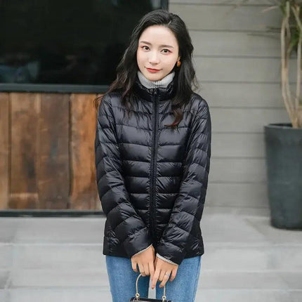 Chaqueta acolchada negra para mujer, con diseño brillante y femenino, ideal para días fríos. Elegancia y comodidad en invierno.