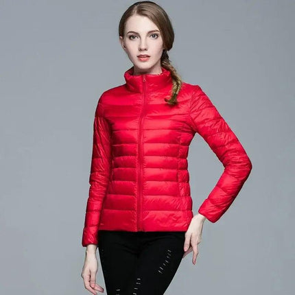 Campera acolchada Isabella roja, liviana para mujer. Ideal para días fríos, combina abrigo y estilo urbano.
