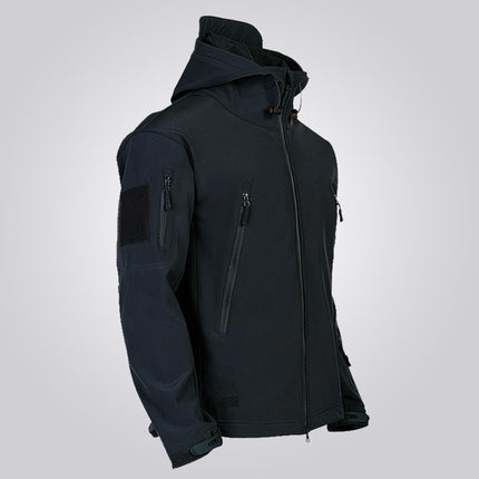 Campera Jungle Impermeable negra hombre, interior polar, bolsillos sellados, ideal días lluviosos, actividades al aire libre.