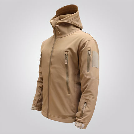 Campera Jungle impermeable beige para hombre, con interior polar y bolsillos sellados, ideal para clima frío y húmedo.