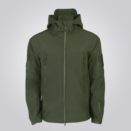 Campera impermeable verde para hombre, con interior polar y bolsillos sellados, ideal para días fríos y lluviosos.
