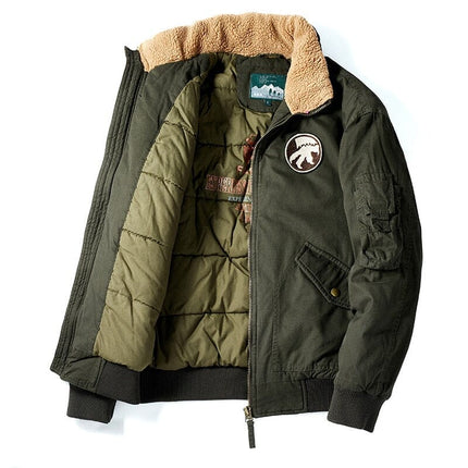 Campera Outwear Bombard de algodón verde oliva, estilo bombardero para hombre, con forro acolchado y detalles de aviación.