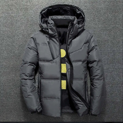 Campera térmica gris oscuro con plumón, capucha desmontable, para hombres urbanos. Ideal para el invierno.