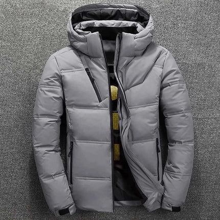 Campera térmica gris para hombres con relleno de plumón, capucha desmontable y diseño urbano moderno.