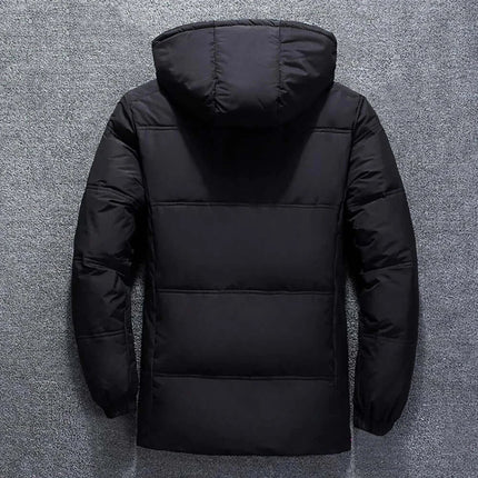 Campera térmica negra con plumón para hombres, estilo urbano con capucha desmontable y corte regular.