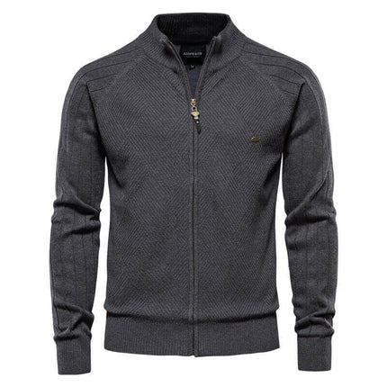 Cardigan para hombres en tejido gris de algodón y acrílico, con patrón geométrico y cierre metálico decorativo.