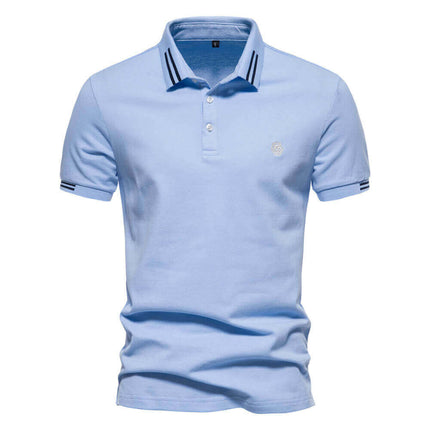Chomba clásica celeste de hombre, 100% algodón, diseño elegante con rayas en el cuello, ideal para estilo casual.