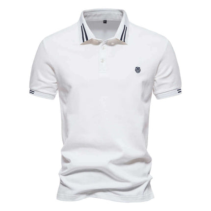 Chomba clásica de algodón 100% en color blanco, para hombres argentinos; diseño casual con cuello y bordes a rayas.