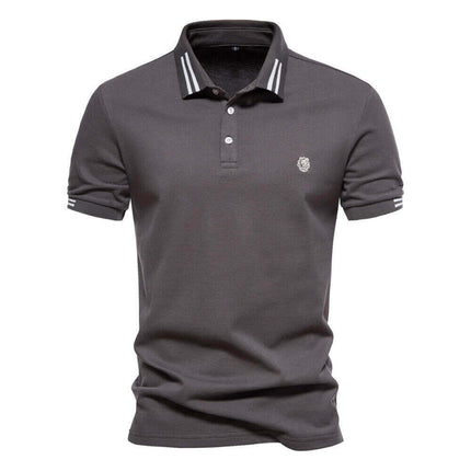 Chomba clásica para hombre, 100% algodón, color gris oscuro, ideal para un look casual elegante.