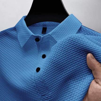 Chomba elegante de seda azul para hombre con tejido transpirable y acabado moderno, ideal para un look casual chic.