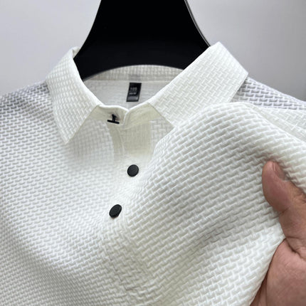 Polo de seda blanca para hombre con tejido texturizado y botones negros, ideal para un look casual y elegante.