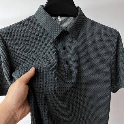 Chomba elegante de seda para hombre en gris oscuro, tela transpirable y elástica, ideal para estilo casual chic.