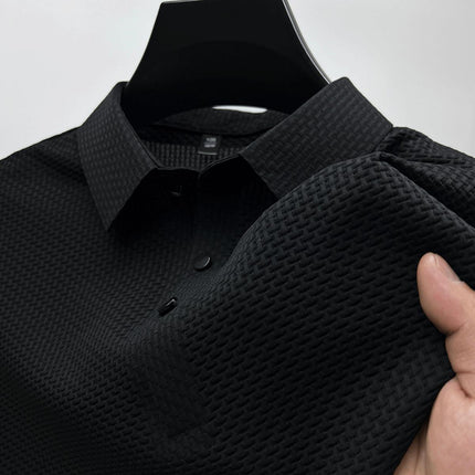 Chomba elegante de seda hombre, negra, tejido suave y transpirable, ideal para días cálidos y eventos casual chic.