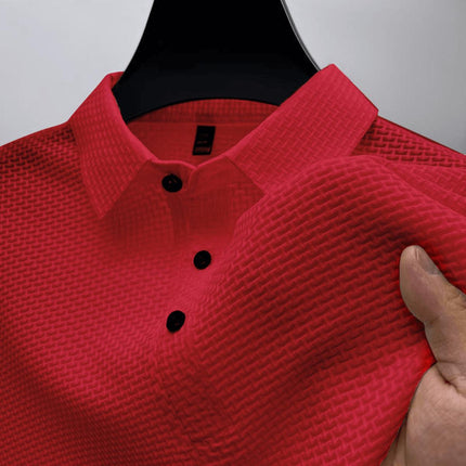 Polo elegante de seda roja para hombre, textura suave y transpirable, ideal para un look casual chic en días cálidos.