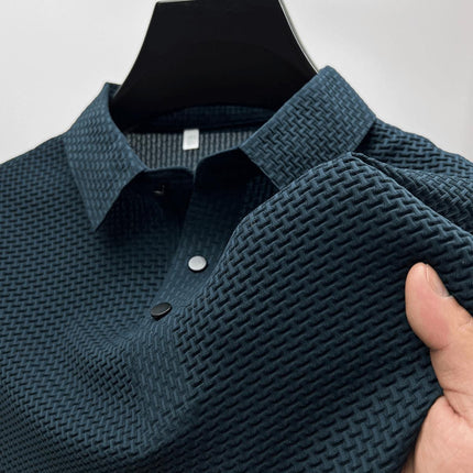 Chomba elegante de seda para hombre en azul, tejido transpirable y diseño moderno ideal para un look casual chic.