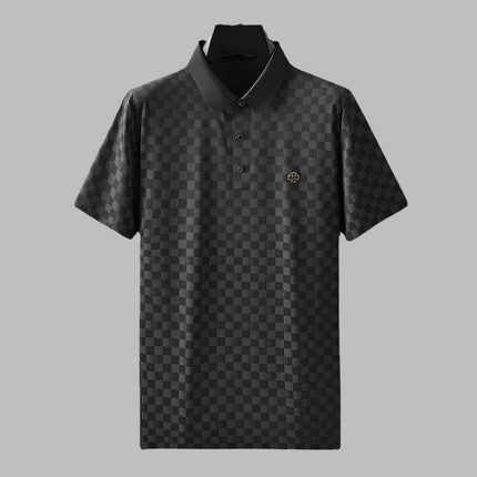 Polo hombre liviano de punto gris oscuro, diseño cuadrillé con monograma. Elegancia deportiva y moderna para confort duradero.