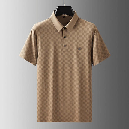 Polo beige para hombre, diseño jacquard a cuadros, tejido liviano, cuello y puños acanalados, estilo moderno.