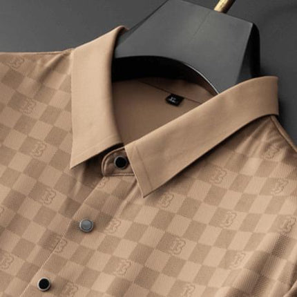 Polo Griglia Roma para hombre en tejido liviano beige con jacquard a cuadros, cuello y puños acanalados, estilo moderno.