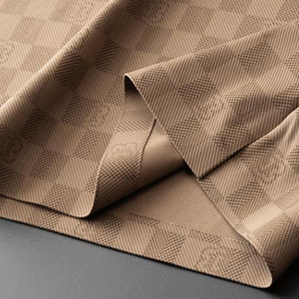 Tejido liviano beige con diseño jacquard a cuadros, ideal para chombas deportivas y modernas.