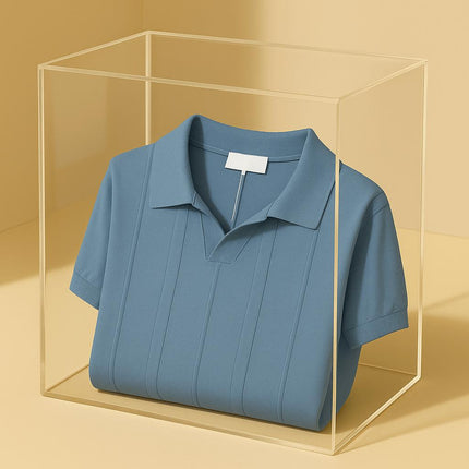 Chomba Kensington azul para hombre, tejido en mezcla de rayón, con patrón vertical y cuello abierto, estilo prolijo.