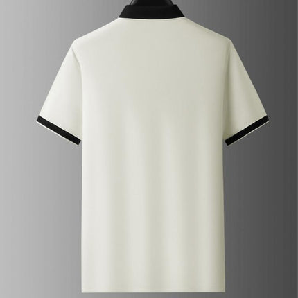 Chomba Odyssey de algodón blanco con cuello contrastante negro, corte relajado, ideal para hombres elegantes y cómodos.