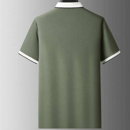 Chomba polo verde oliva para hombres, confeccionada en tejido de punto suave, con cuello blanco para un look elegante y cómodo.