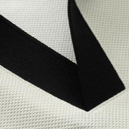 Chomba Odyssey de punto suave blanco con cuello negro, para hombres, combina elegancia y comodidad diaria.