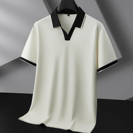 Polo Odyssey blanco de punto suave con cuello negro, ideal para hombres; elegante para la oficina, cómodo para el día a día.