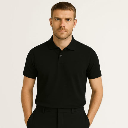 Hombre vistiendo chomba clásica de Pima Perú negra, ideal para look casual elegante masculino.