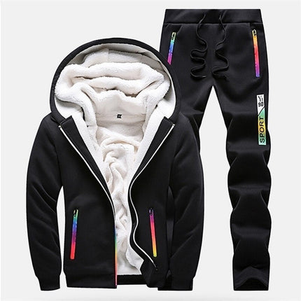 Conjunto de buzo y pantalón polar negro para hombre, con capucha forrada y detalles coloridos, ideal para días fríos.