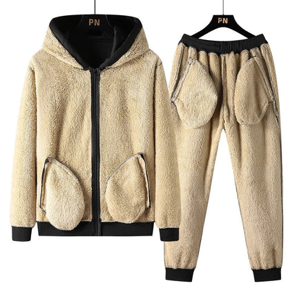 Conjunto de buzo y pantalón forrado en sherpa beige para hombre, ideal para el invierno, cómodo y cálido, estilo casual.