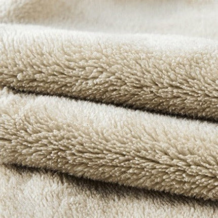 Tela de sherpa suave y cálida en color beige, ideal para abrigos de invierno, vista en primer plano.