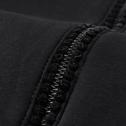 Detalle de cierre del conjunto de buzo y pantalón forrado para hombre en color negro, material sherpa suave.