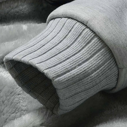 Puño de buzo polar gris para hombre, tejido acanalado, ideal para invierno, ofrece comodidad y abrigo. Moda y funcionalidad.