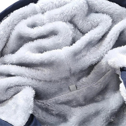 Interior de polar suave de un buzo de hombre azul/gris con capucha, ideal para días fríos, combina estilo y comodidad.