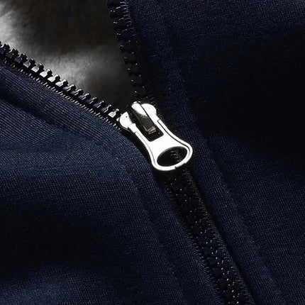 Cierre frontal de buzo polar azul marino para hombre, detalle de calidad y abrigo para invierno.