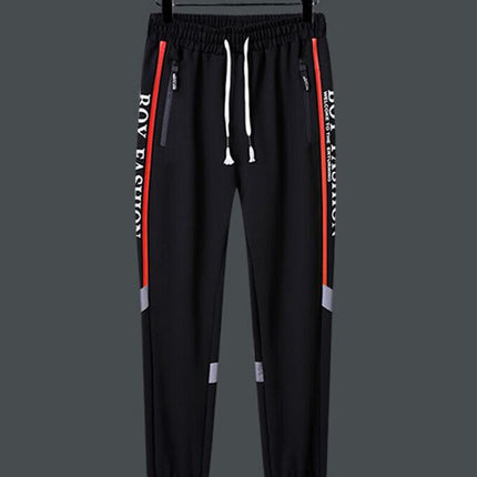Pantalón deportivo negro para hombre, estilo urbano con detalles gráficos. Cintura elástica. Material cómodo y moderno.