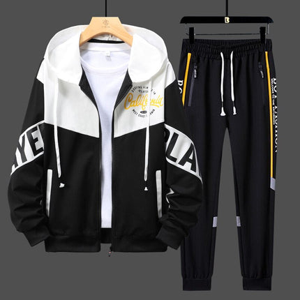 Conjunto deportivo urbano para hombre, con buzo con capucha y pantalón negro, detalles gráficos, ideal uso diario o deportivo.