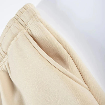 Pantalón jogger beige para hombres, tela gruesa, detalle de bolsillo, ajuste cómodo, ideal para estilo casual y días fríos.