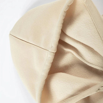 Detalle de capucha en buzo beige, interior afelpado, ideal para hombre en días fríos. Conjunto Paris, tela gruesa.