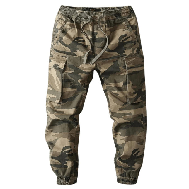 Pantalón militar camuflado para hombre en tela resistente, tonalidades verdes y marrones, ideal para uso urbano y actividades al aire libre.