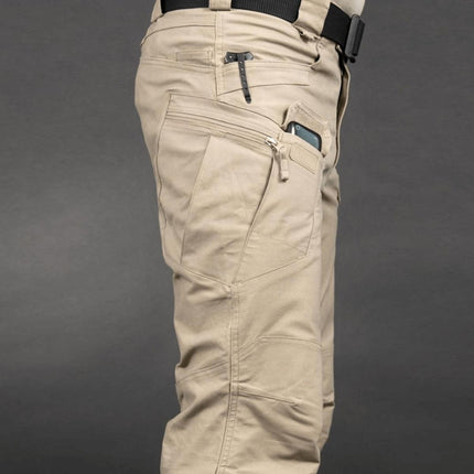 Pantalón cargo táctico beige para hombre, material resistente y flexible con múltiples bolsillos funcionales.