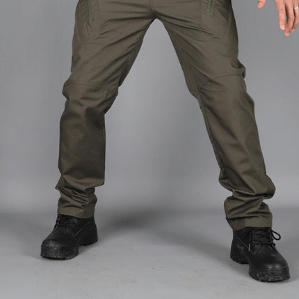 Pantalones cargo tácticos marrón oscuro para hombre fabricados en material duradero, con múltiples bolsillos funcionales.