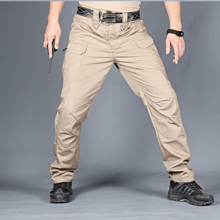 Pantalones cargo tácticos de hombre, color beige, con múltiples bolsillos, hechos de material resistente y flexible.