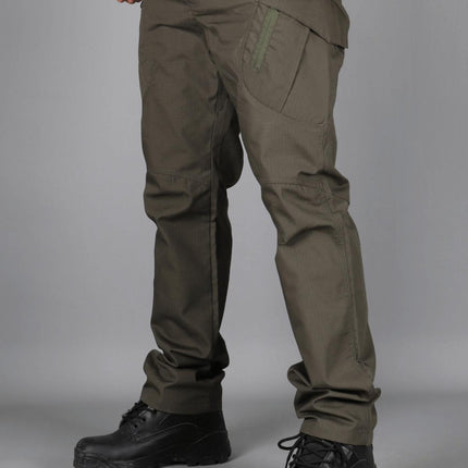 Pantalones cargo tácticos hombre, color verde oliva, material duradero y flexible, diseño urbano y práctico.