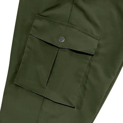 Pantalones deportivos versátiles de algodón, color verde oliva, diseño para hombres, bolsillo lateral con solapa y botón.