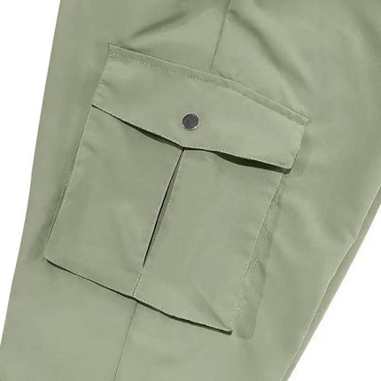 Pantalones deportivos verdes de tela liviana para adultos, con bolsillo lateral utilitario, ideales para actividades casuales.