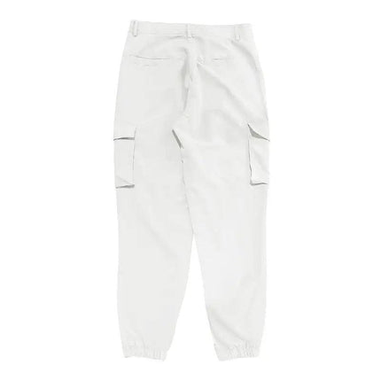 Pantalones deportivos versátiles para hombre, color blanco, con bolsillos laterales. Material cómodo y flexible.